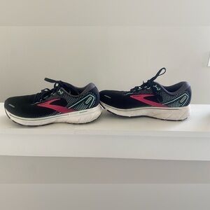 Womens BRooks shoes size 8.5